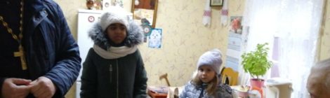 Воспитанники воскресной школы Покровского храма поздравили пожилых прихожан с днем памяти святителя Николая