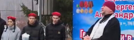 Священник принял участие в открытии памятной доски участника СВО