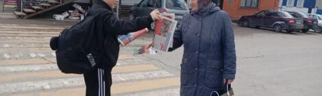 Раздача листовок и газет о Пасхе на улицах города