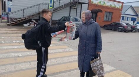 Раздача листовок и газет о Пасхе на улицах города