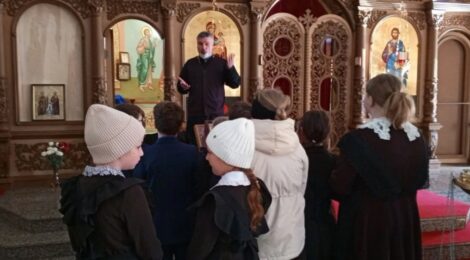 Священник рассказал детям об устройстве храма